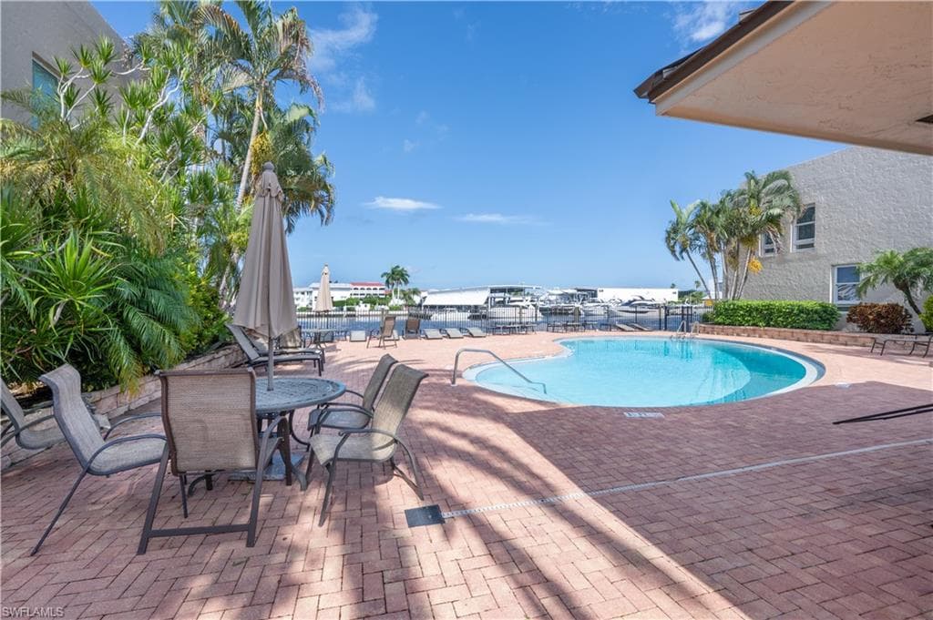 800 RIVER POINT DR # 207, NAPLES FL 34102-44