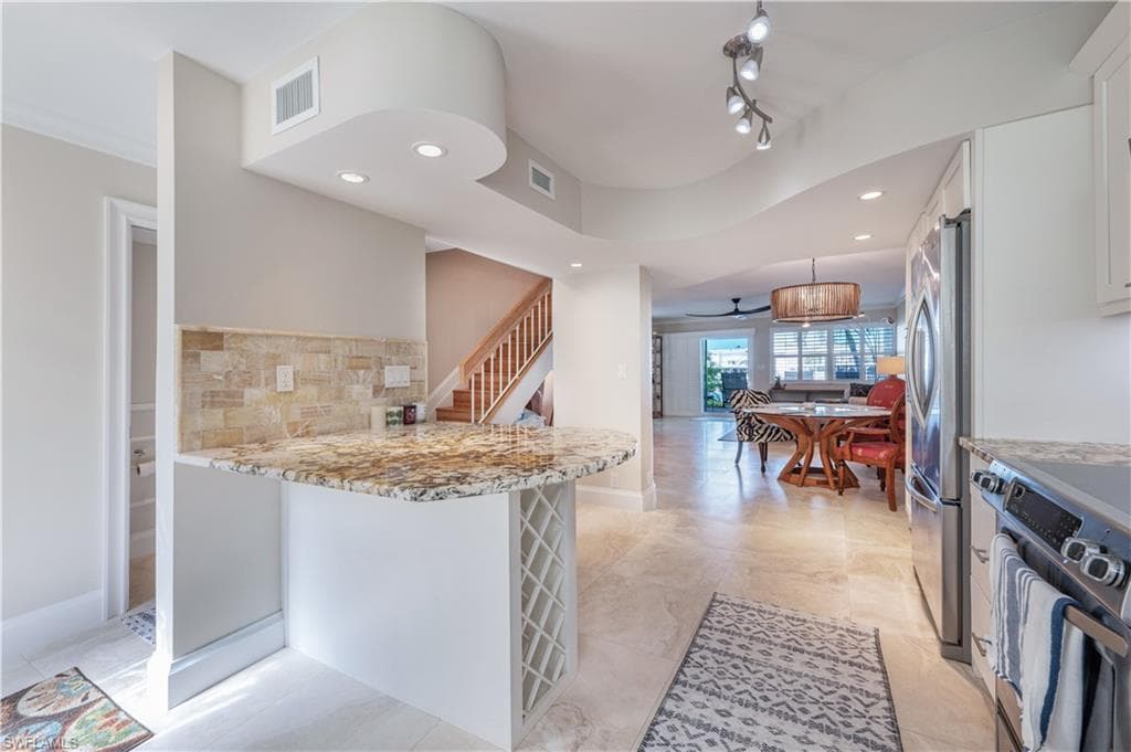 800 RIVER POINT DR # 207, NAPLES FL 34102-17