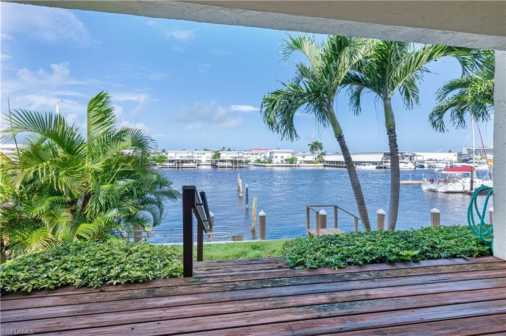 800 RIVER POINT DR # 207, NAPLES FL 34102-39