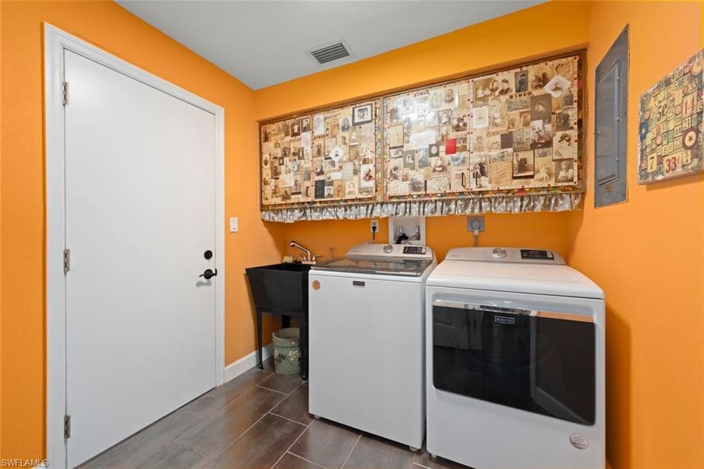 6076 Castaways LN, SANIBEL FL 33957-37