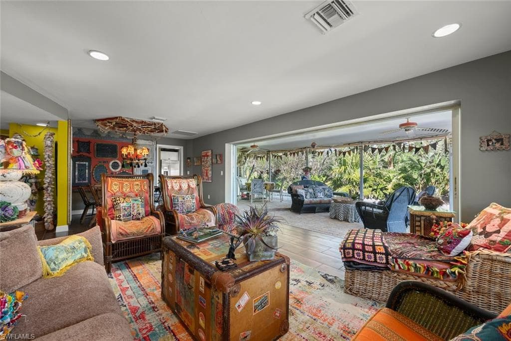 6076 Castaways LN, SANIBEL FL 33957-9