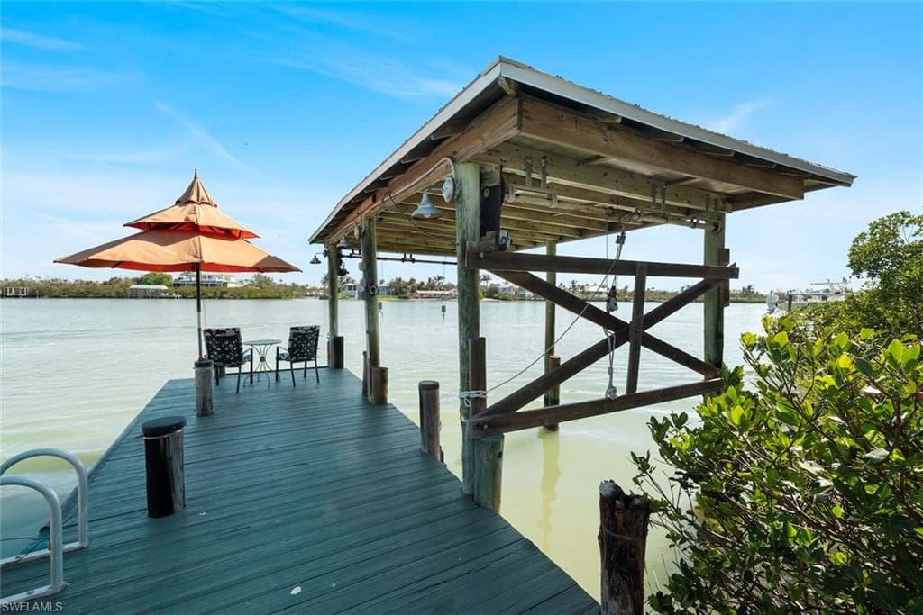 6076 Castaways LN, SANIBEL FL 33957-38