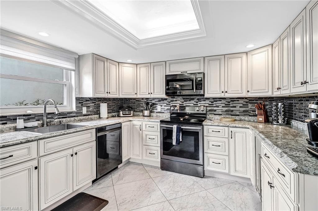 185 Cypress WAY E A106-18