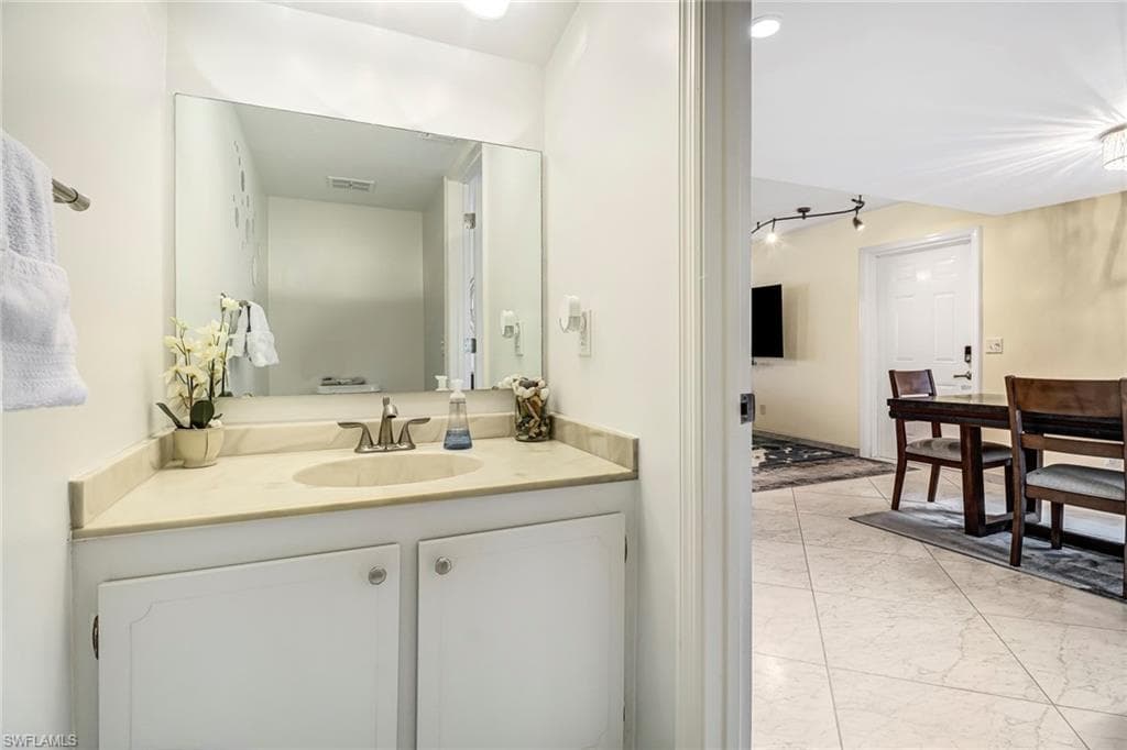 185 Cypress WAY E A106-30