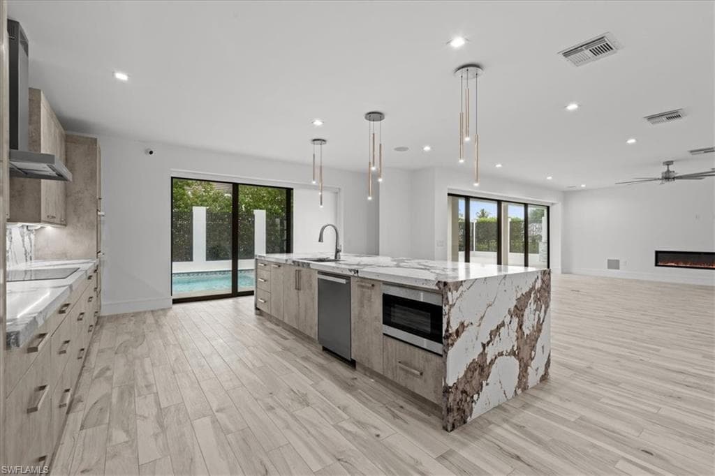 3800 Crayton RD, NAPLES FL 34103-25