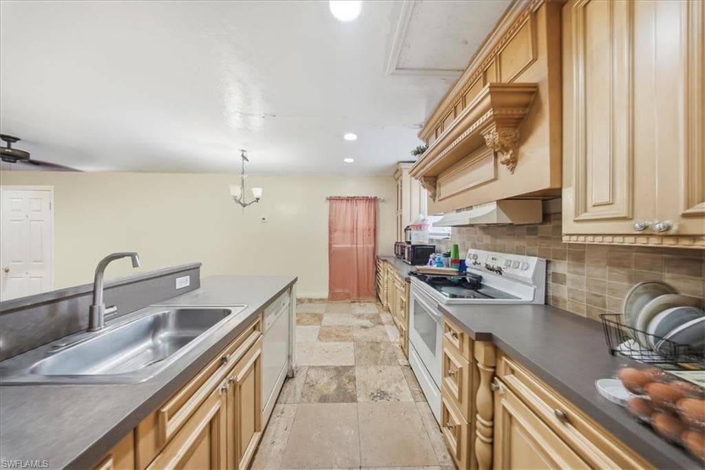 2463 Washington AVE, NAPLES FL 34112-26
