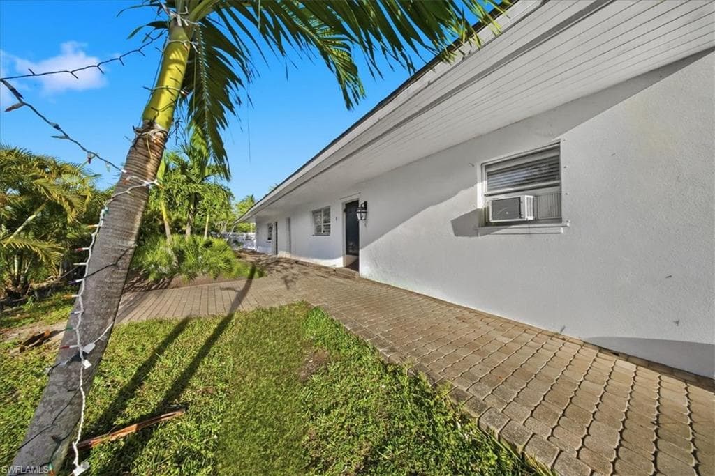 2463 Washington AVE, NAPLES FL 34112-16