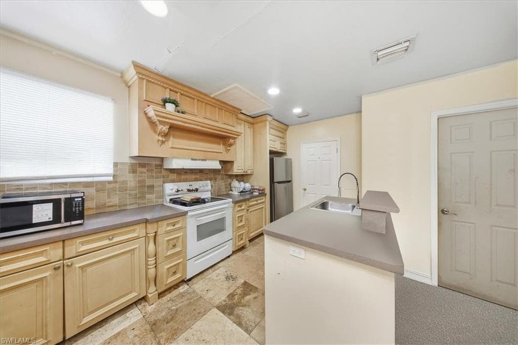 2463 Washington AVE, NAPLES FL 34112-27