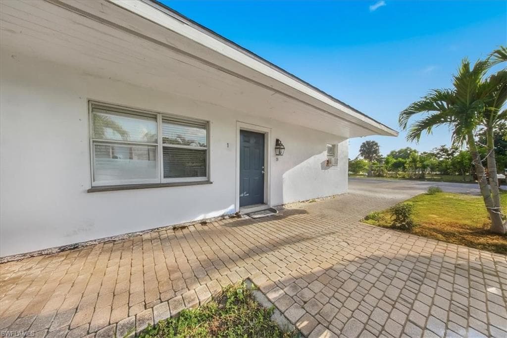 2463 Washington AVE, NAPLES FL 34112-17