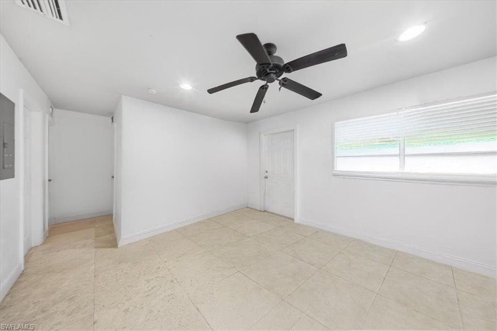 2463 Washington AVE, NAPLES FL 34112-14