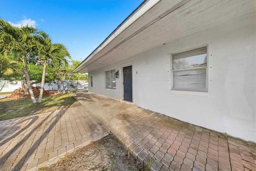 2463 Washington AVE, NAPLES FL 34112-18