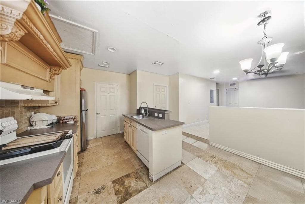 2463 Washington AVE, NAPLES FL 34112-28