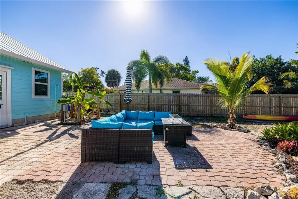 20520 Pine Tree LN, ESTERO FL 33928-21