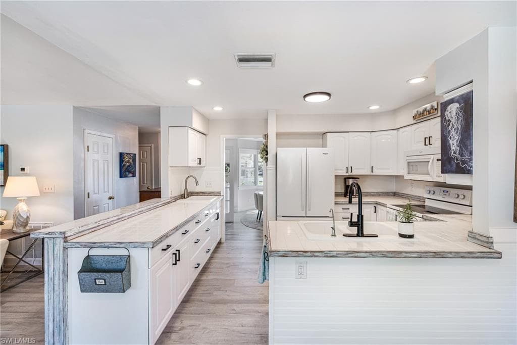 20520 Pine Tree LN, ESTERO FL 33928-8