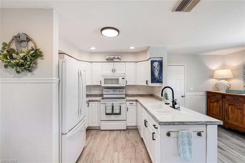 20520 Pine Tree LN, ESTERO FL 33928-9