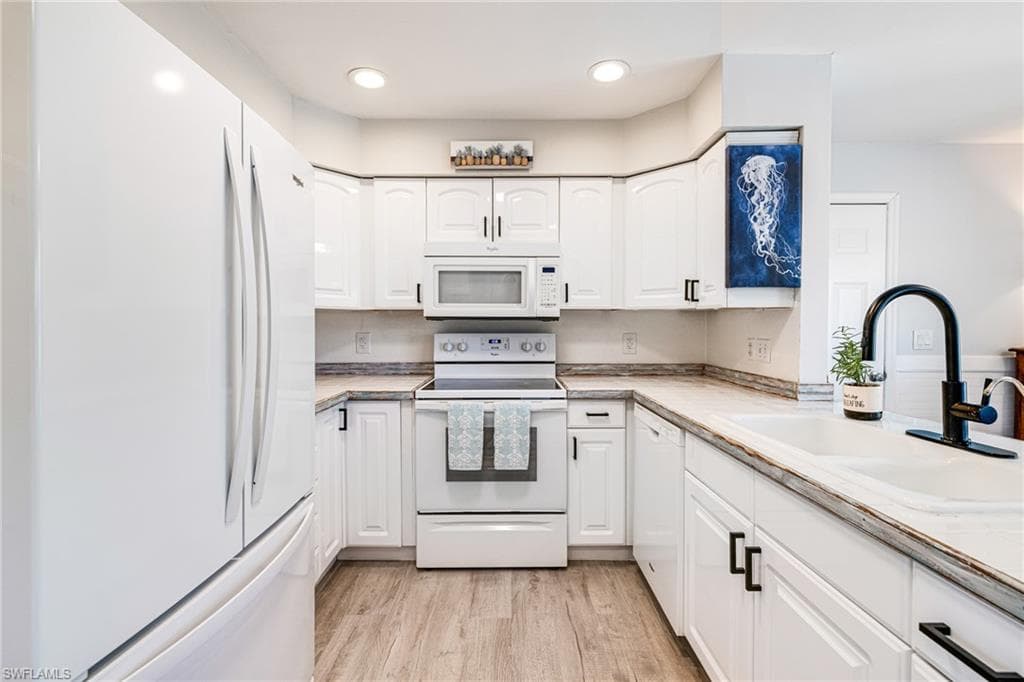 20520 Pine Tree LN, ESTERO FL 33928-10