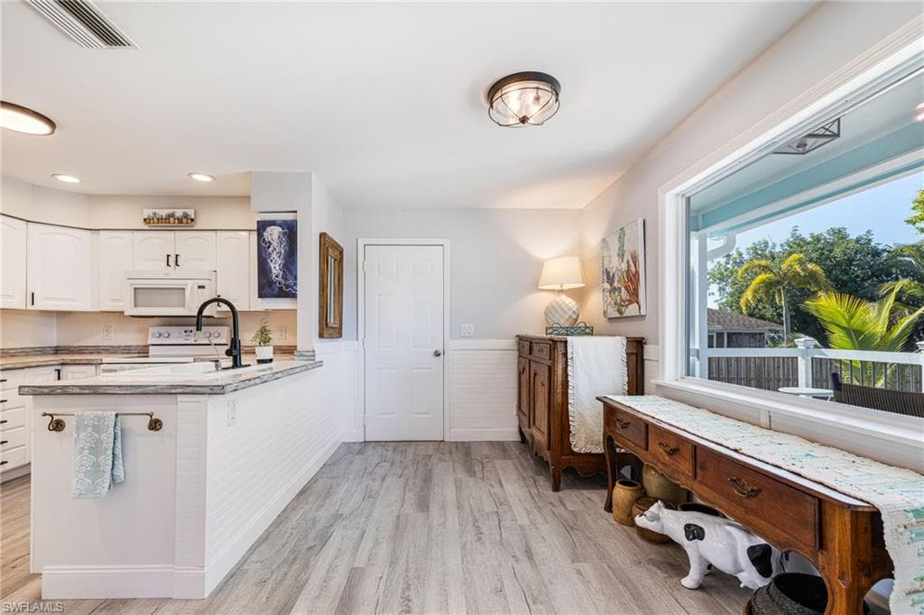 20520 Pine Tree LN, ESTERO FL 33928-7