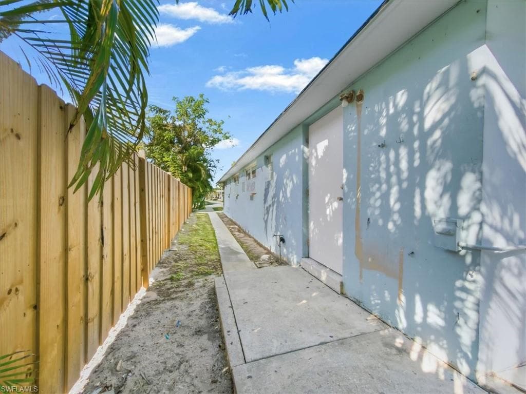2495 Bayside ST, NAPLES FL 34112-28