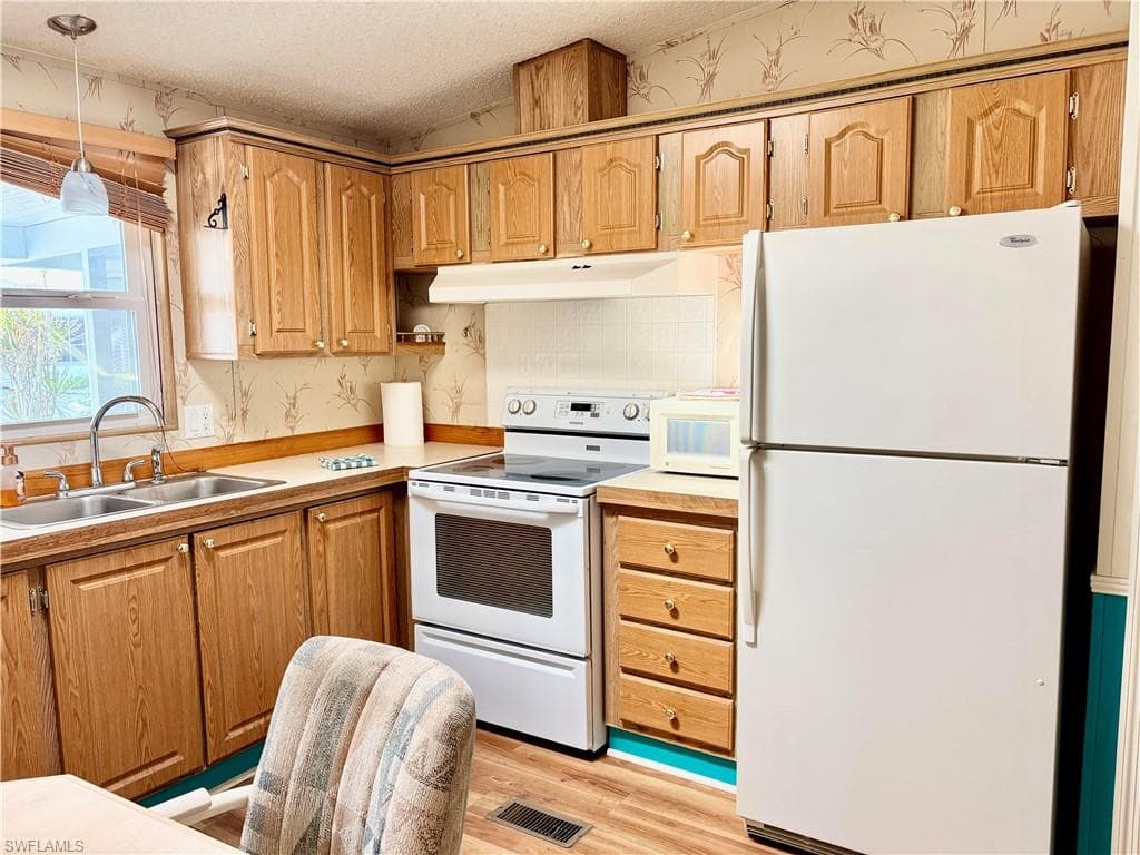 3142 Linwood DR, NORTH FORT MYERS FL 33917-15