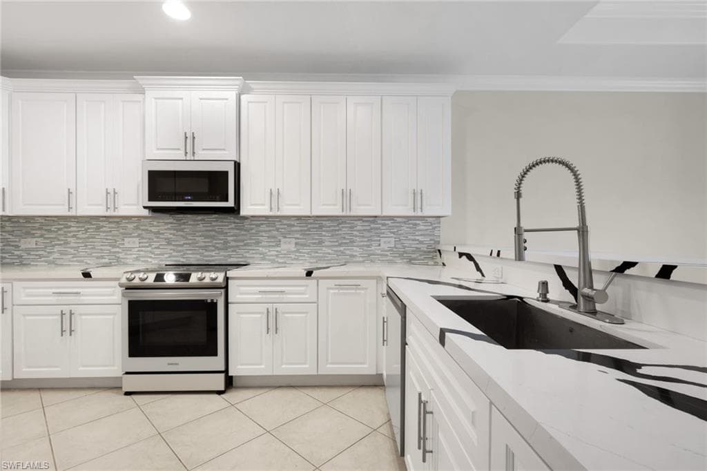 2082 E Tobago CIR, FORT MYERS FL 33905-10