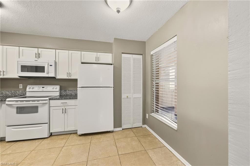 9650 Victoria LN # B208, NAPLES FL 34109-11