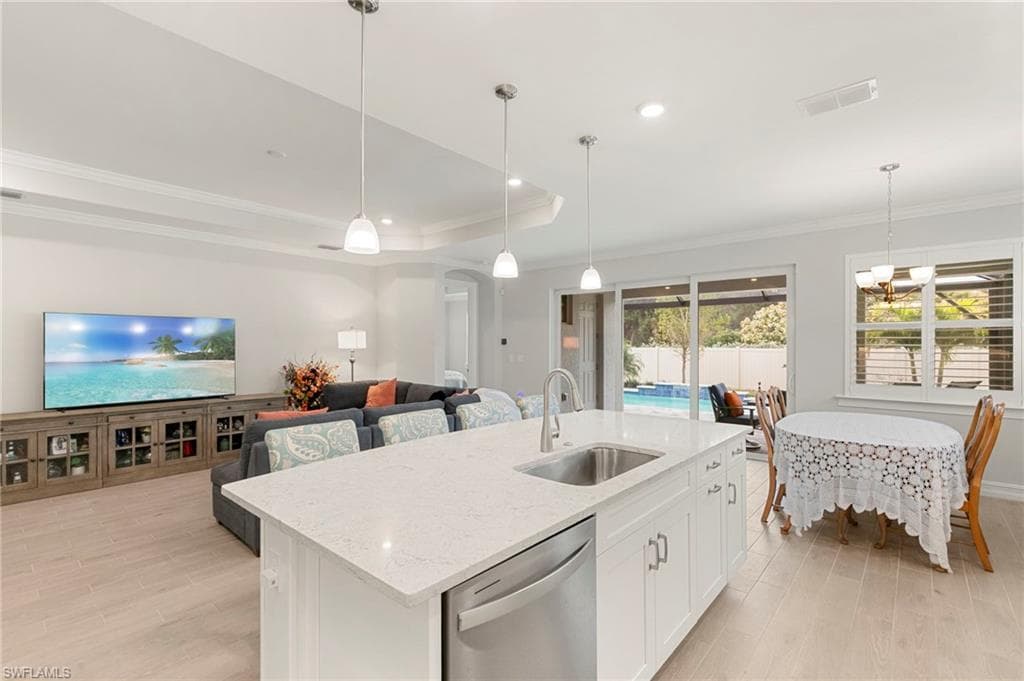 387 Grace Bay LN, NAPLES FL 34114-8