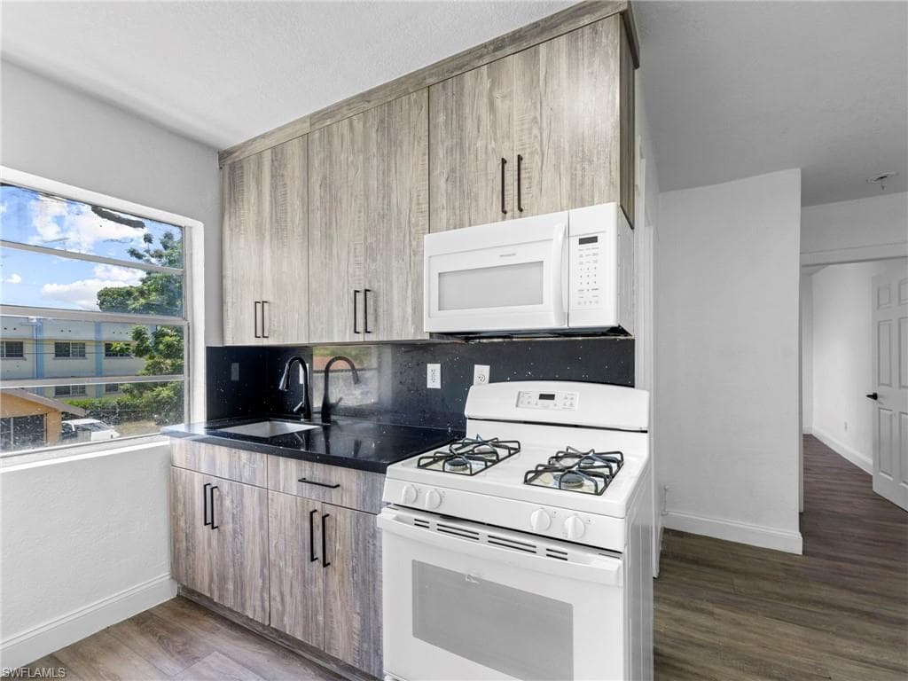 500 SW 8th AVE, MIAMI FL 33130-24