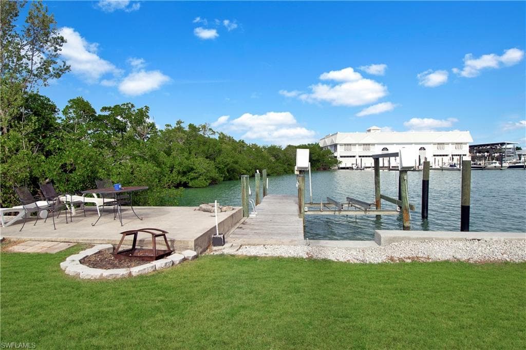 101 Pago Pago DR E, NAPLES FL 34113-5