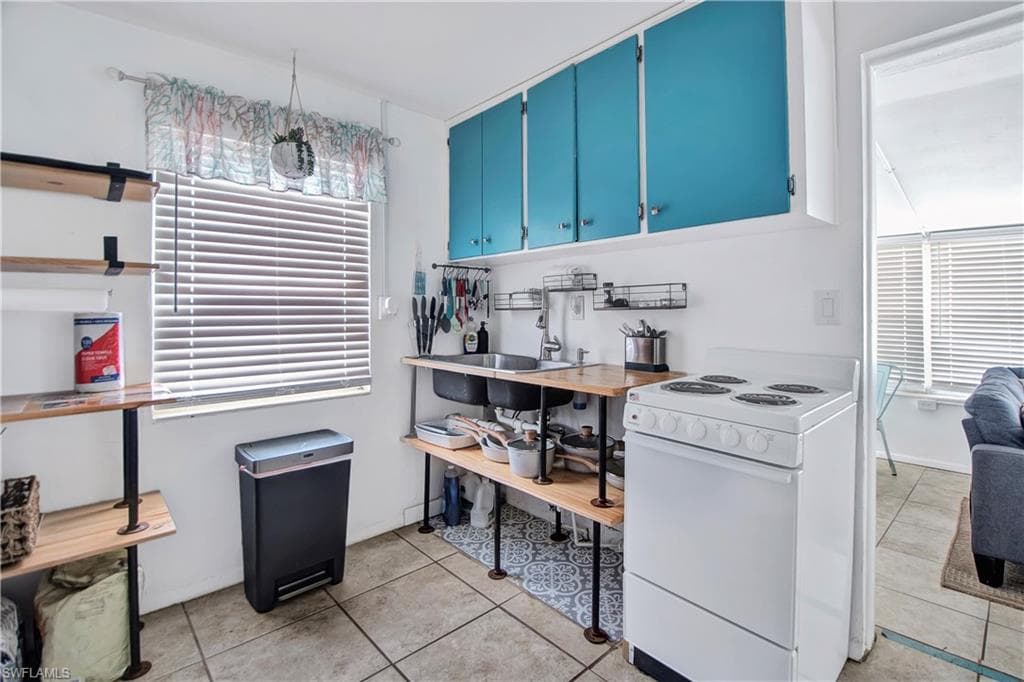 101 Pago Pago DR E, NAPLES FL 34113-11