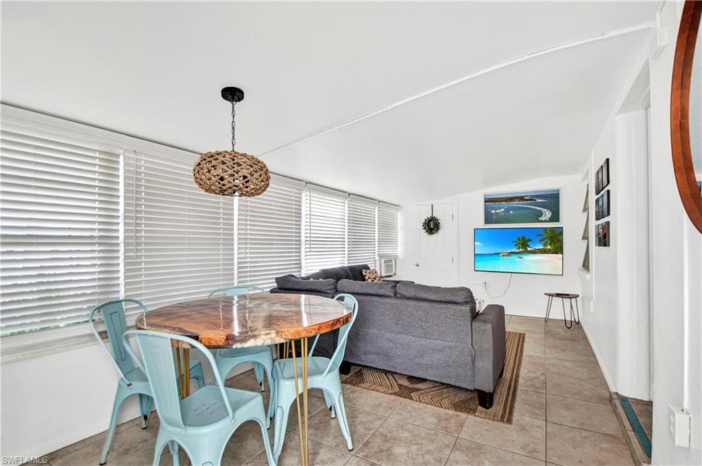 101 Pago Pago DR E, NAPLES FL 34113-14