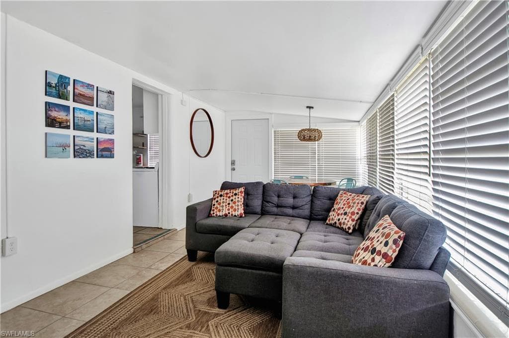 101 Pago Pago DR E, NAPLES FL 34113-7