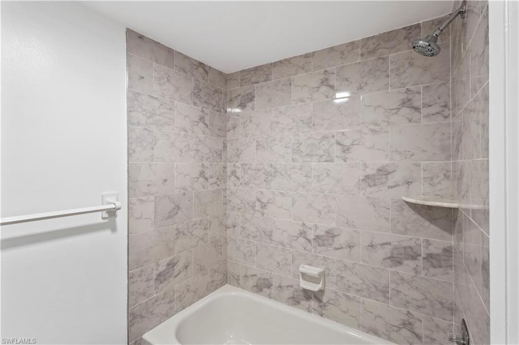 4001 Sandlewood LN # 4, FORT MYERS FL 33907-26