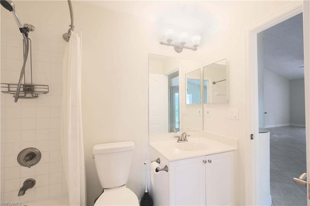 5442 Whitten DR, NAPLES FL 34104-18