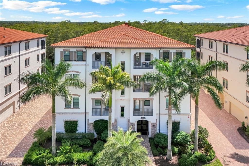 16374 Viansa WAY # 302, NAPLES FL 34110-20