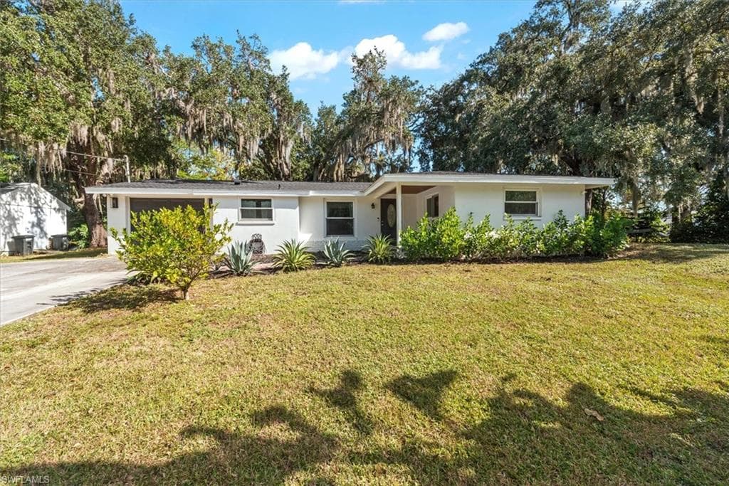 2466 N Westwood DR, NORTH FORT MYERS FL 33917-1