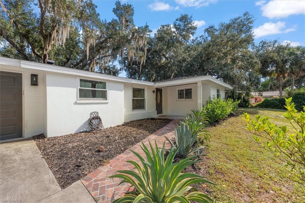 2466 N Westwood DR, NORTH FORT MYERS FL 33917-2