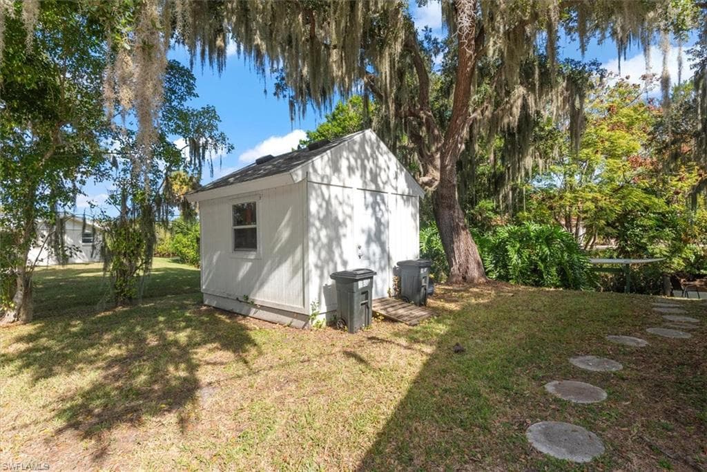 2466 N Westwood DR, NORTH FORT MYERS FL 33917-36