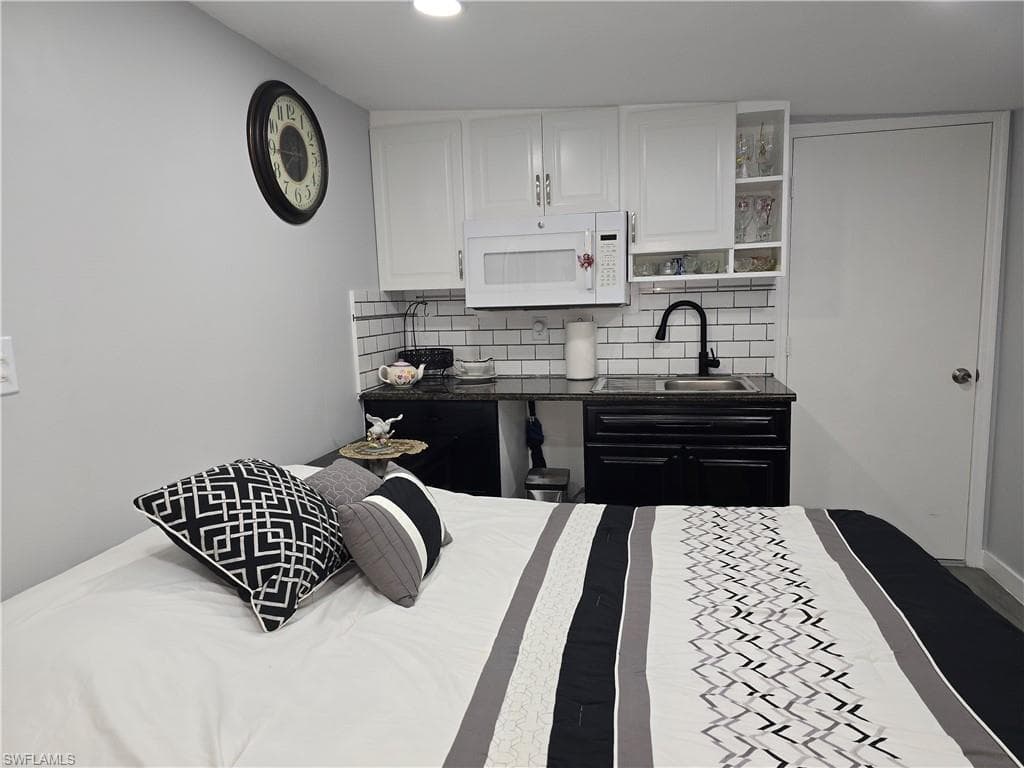 9 Moonstone CIR, NAPLES FL 34112-19