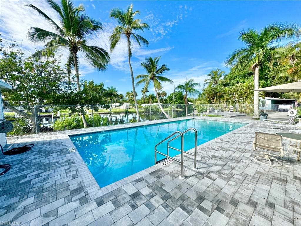 1252 Henderson Creek DR, NAPLES FL 34114-1