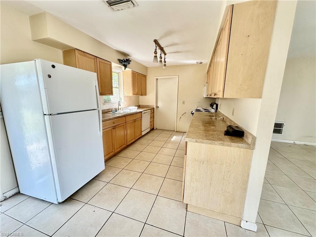 2300 Crystal DR, FORT MYERS FL 33907-2