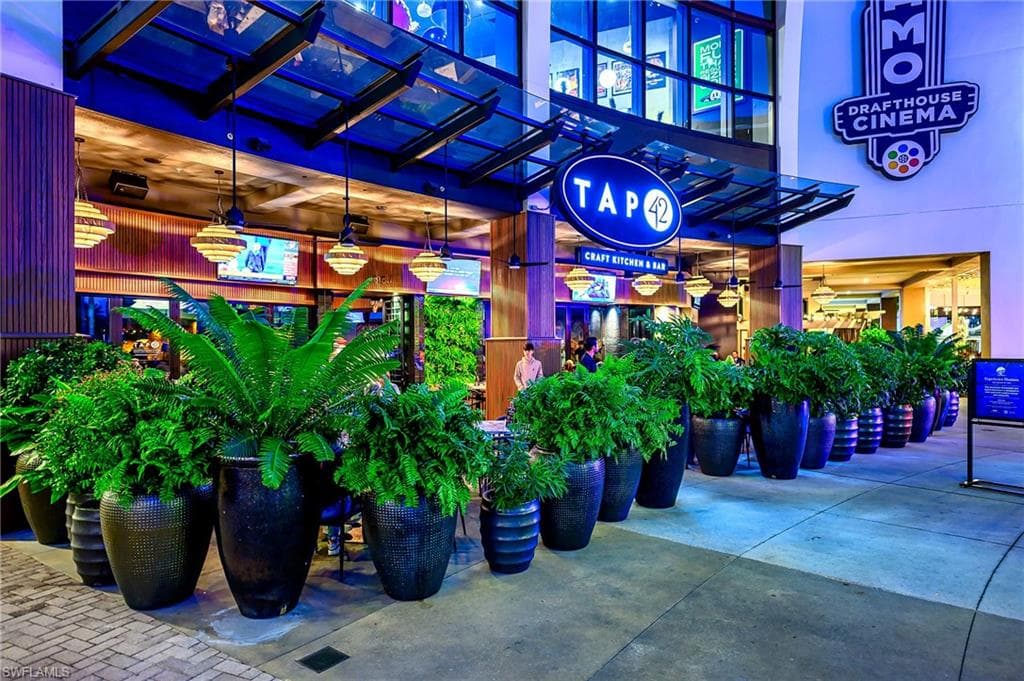 833 Reef Point CIR, NAPLES FL 34108-39