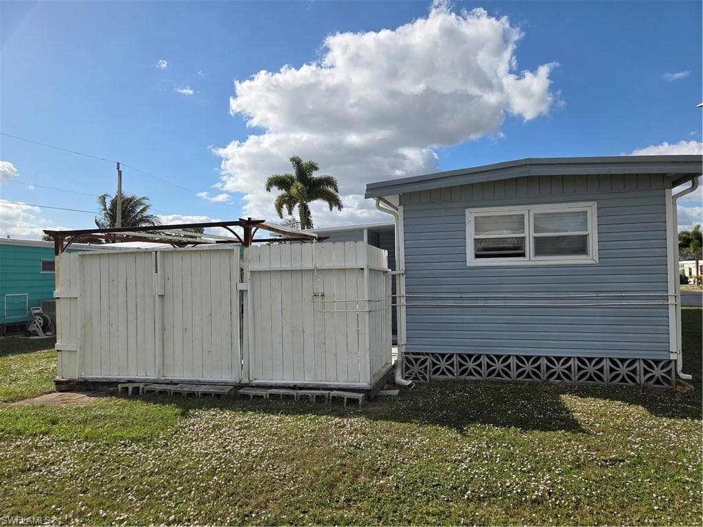 629 Vista DR, NORTH FORT MYERS FL 33917-28