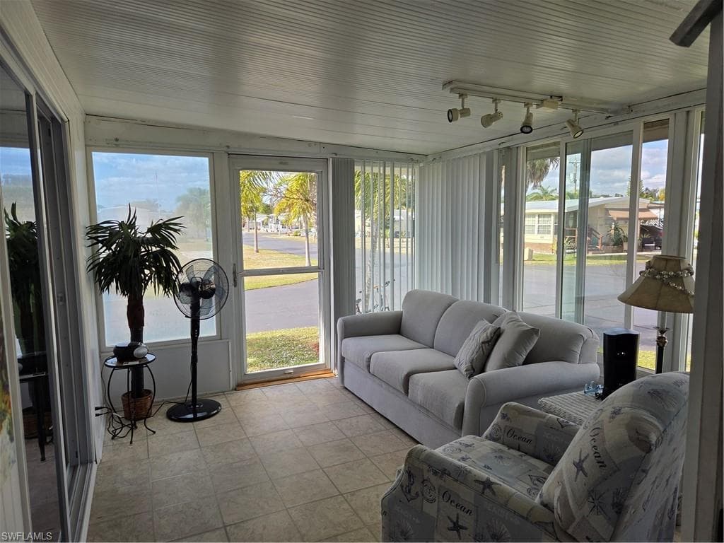 629 Vista DR, NORTH FORT MYERS FL 33917-13