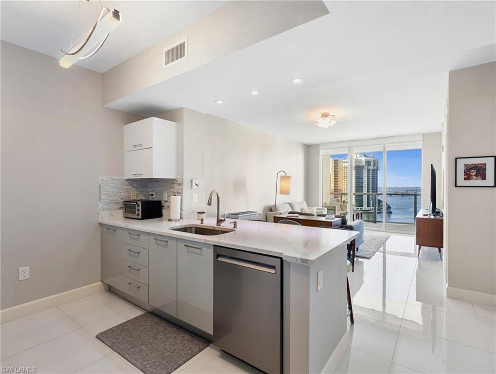 3000 Oasis Grand BLVD # 1206, FORT MYERS FL 33916-1