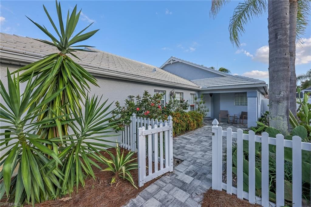 1335 Old Oak LN, NAPLES FL 34110-1