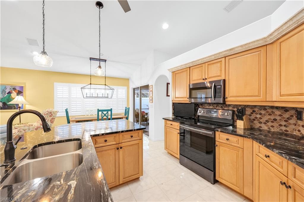 1335 Old Oak LN, NAPLES FL 34110-10