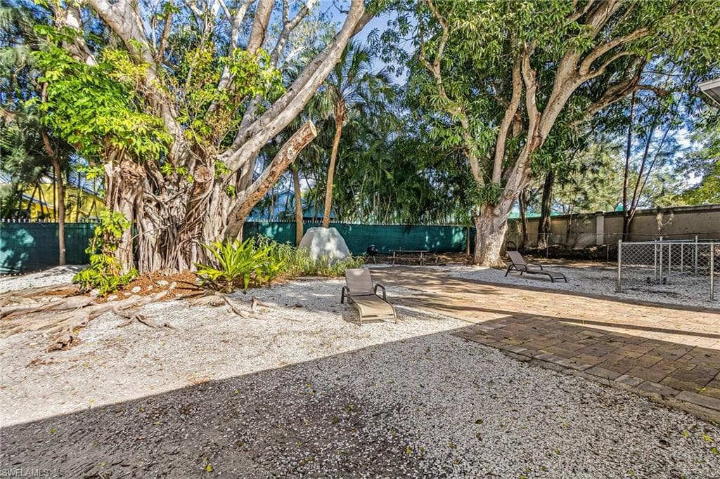 2563 Weeks AVE, NAPLES FL 34112-21