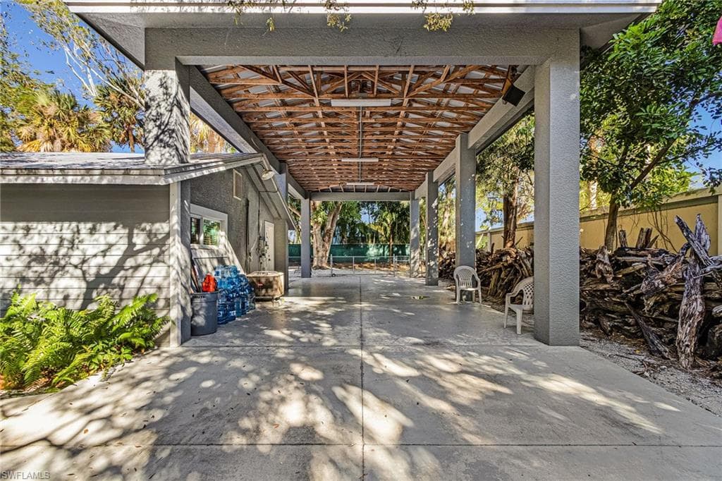 2563 Weeks AVE, NAPLES FL 34112-4