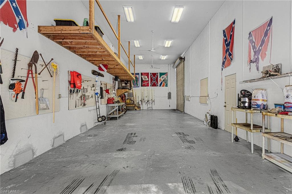 2563 Weeks AVE, NAPLES FL 34112-17