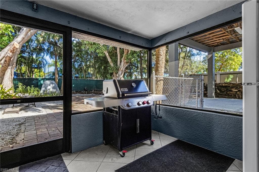 2563 Weeks AVE, NAPLES FL 34112-20